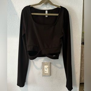 H&M long sleeve cropped top; black